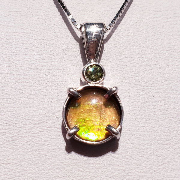 Petite Round Ammolite Silver Pendant 8mm With Peridot Pn.E20302 %product from Empire Ammolite