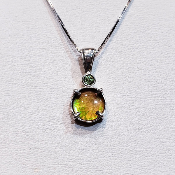 Petite Round Ammolite Silver Pendant 8mm With Peridot Pn.E20302 %product from Empire Ammolite