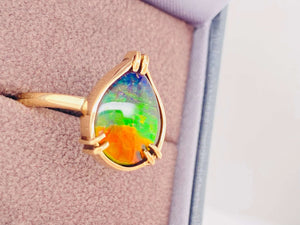 Ammolite pear-shaped Tricolor Ring in Yellow Gold Right View PN E136R-12
