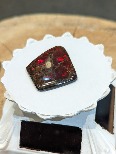 Art Piece that is 25x30mm with Red Colour PN: E170-21 %product from Empire Ammolite