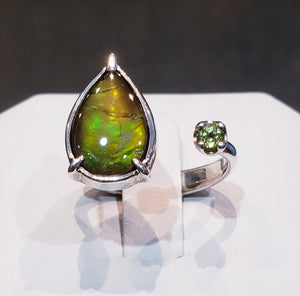 Ammolite Split Ring with a Peridot Accent set in Silver Pn: E20251 %product from Empire Ammolite